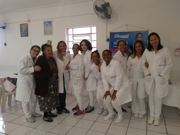 Estudantes de Enfermagem e Estética da Sequencial Grajaú (TE2A M27.1 e EST M5) em ação voluntária na AME