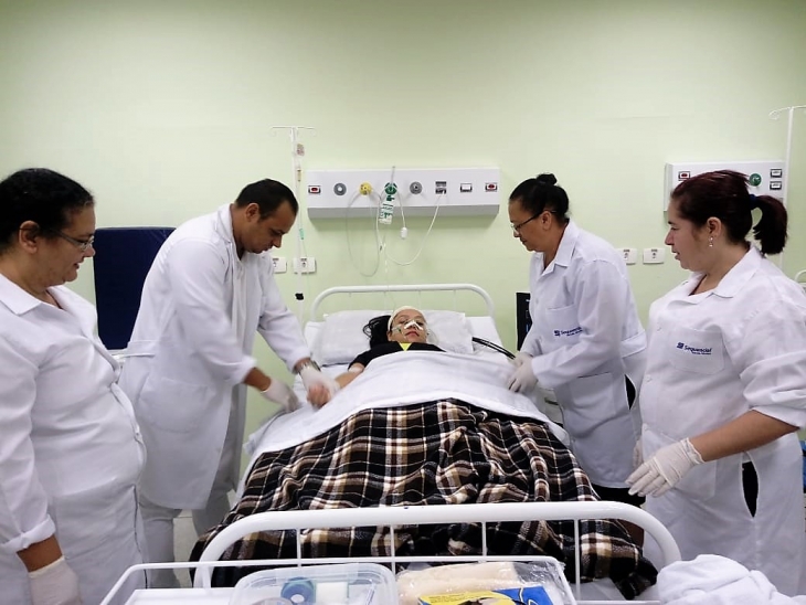 O laboratório de enfermagem é um dos ambientes mais utilizados durante nosso curso de enfermagem