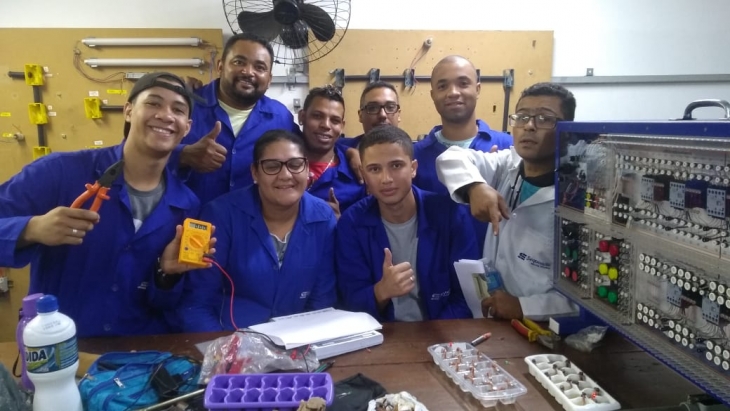 Experimento  da turma ELT-N26 - Curso de Eletrotécnica