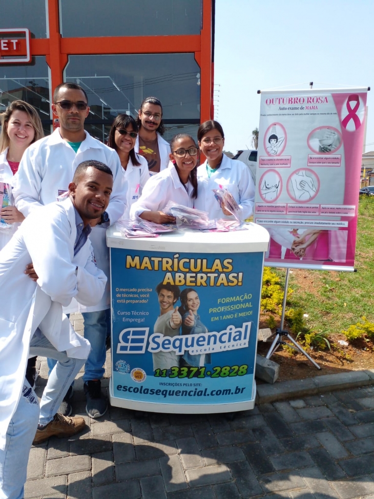 Entrega de kits sobre o Outubro Rosa  - unidade Itaim Paulista