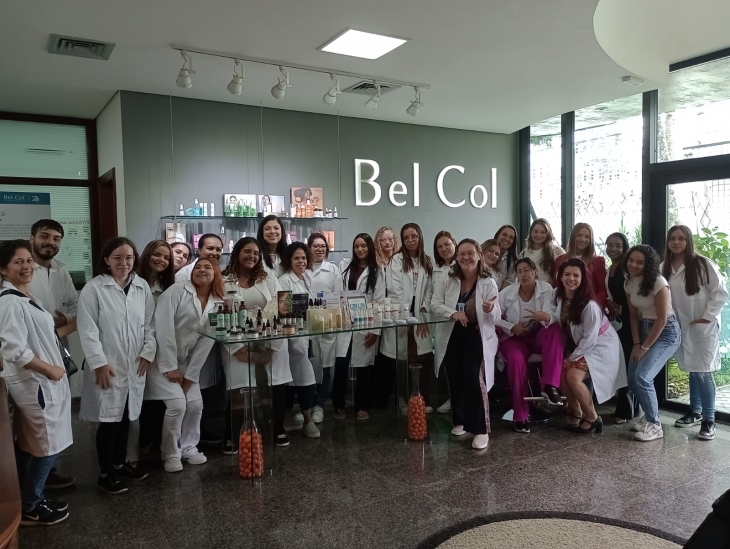 Turma de Estética e farmácia - Visita técnica na empresa Bel Col