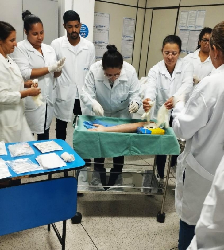 Turma TE2A-N30.2 - Aula prática: Retirada de Suturas e Curativos - Pacientes Graves